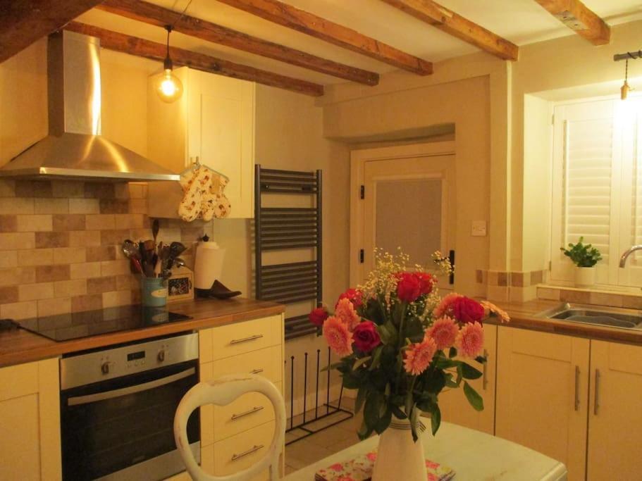 1800 Period Grade 2 Listed Cottage Addingham Buitenkant foto
