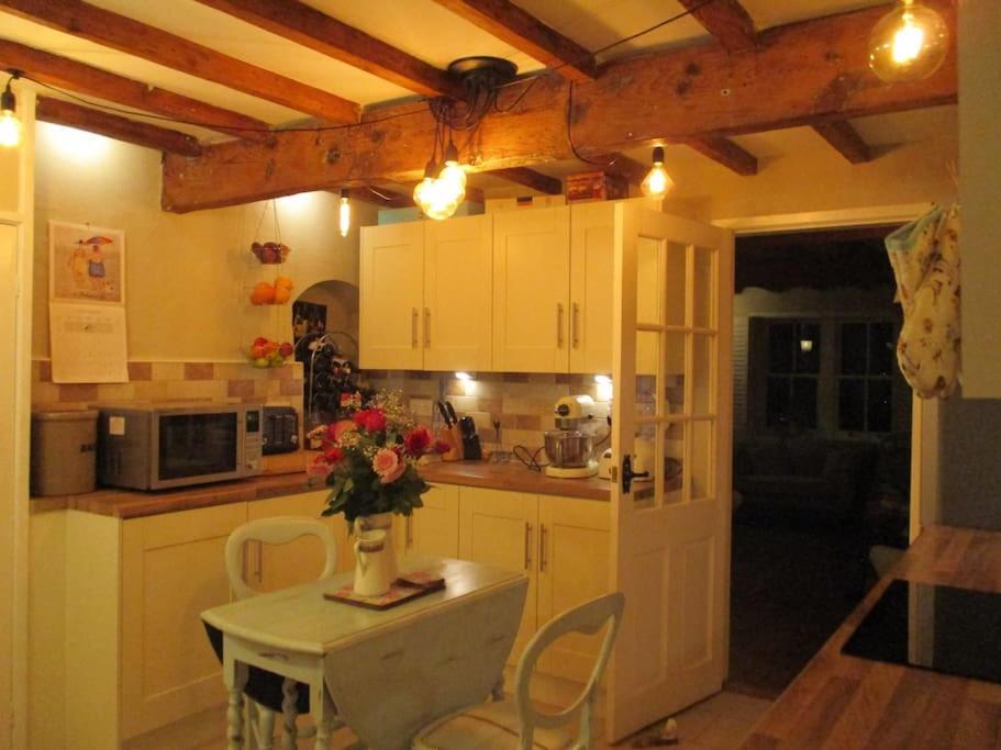 1800 Period Grade 2 Listed Cottage Addingham Buitenkant foto